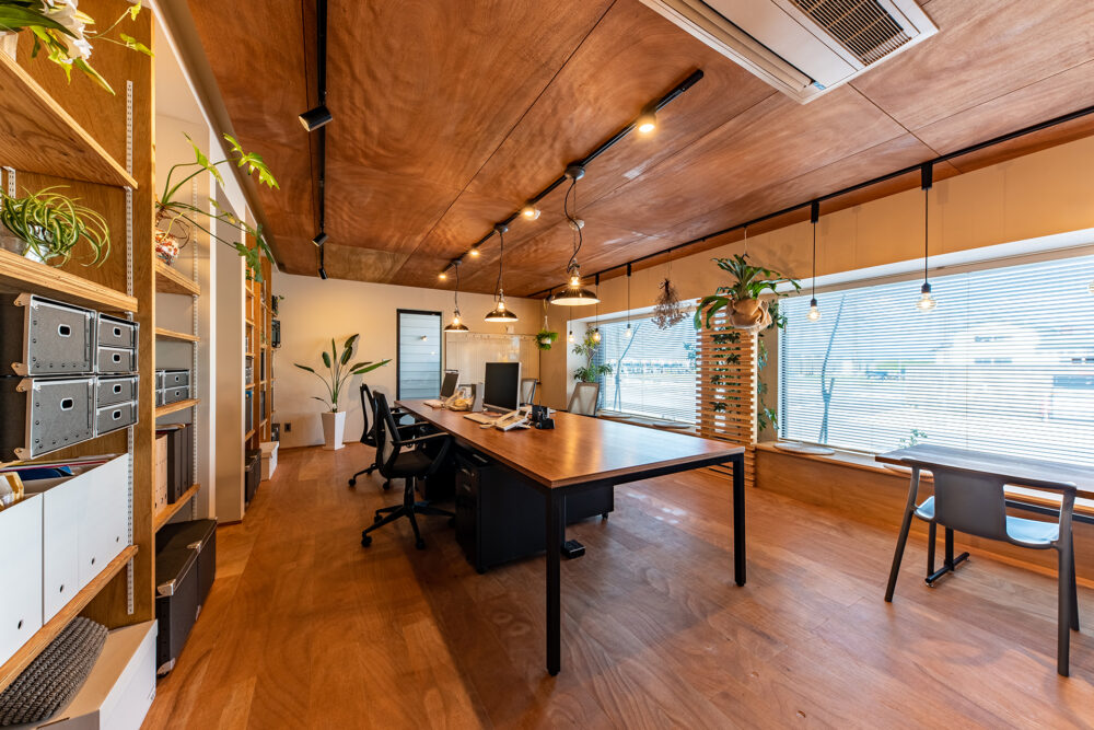 土木建設業のイメージを刷新する、カフェのような心地よいオフィス。