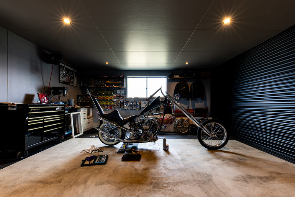 愛車のハーレーダビッドソンと暮らせる、憧れのガレージハウス - 風間